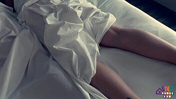 Threesome ride with two hot brunettes shaking ass bareback!