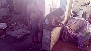 fudendo essa magrinha gostosa no quintal até gozar!