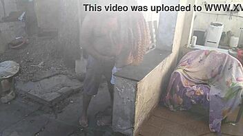 fudendo essa magrinha gostosa no quintal até gozar!