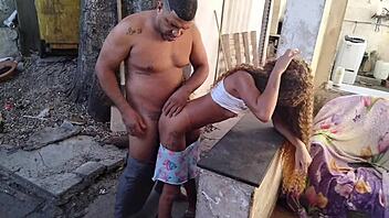 fudendo essa magrinha gostosa no quintal até gozar!