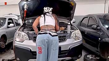 muscular latina deepthroats big cock fixes car breakdown