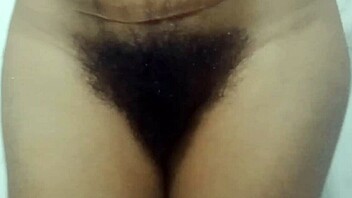 Desi Inderin 18+ zeigt geile Muschi und große Titten