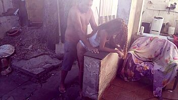 fudendo essa magrinha gostosa no quintal até gozar!