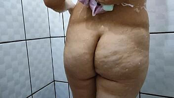 Bailey Quinn's juicy bath creampie tease