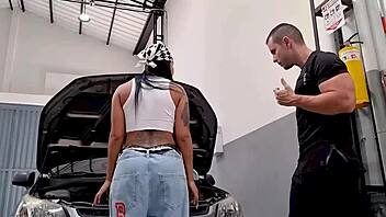 muscular latina deepthroats big cock fixes car breakdown