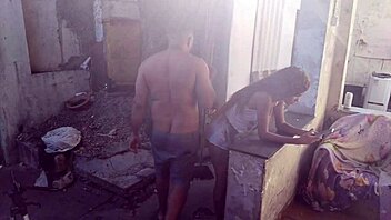 fudendo essa magrinha gostosa no quintal até gozar!