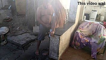 fudendo essa magrinha gostosa no quintal até gozar!