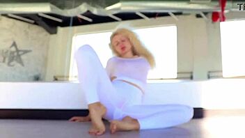 yoga poses and deep stretches feel amazing 🧘‍♀️💪