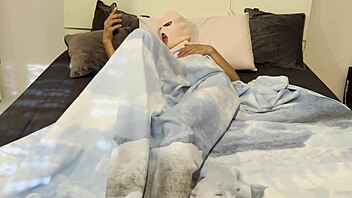 morning porn watch leads to oiled mommy orgasm 😩💦