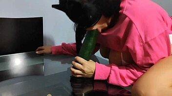 follando mi gran culo maduro con pepino gordo y jugoso