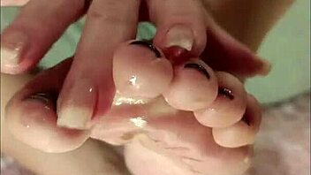 worship my sexy barefoot toes and soles