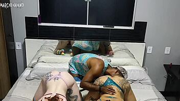 duas gostosas apertadinhas assim... nao e pra qualquer um, que sorte a minha!