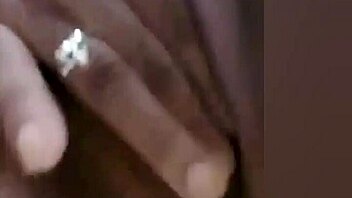 Ma collègue se masturbe dans la douche en se filmant!?