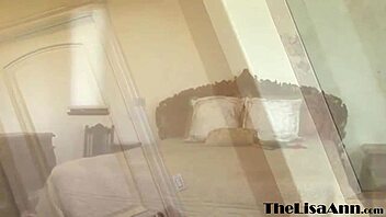 lisa ann dildo fucks luscious pussy after munchin babe's wet slit