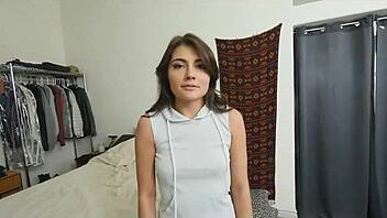 Hot babe helps with handjob and blowjob 😘🍆