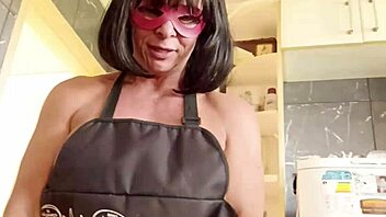 athletic mature slut flashes pussy while cooking then bends for orgasm fuck