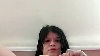 me toco mientras me miras papi wet and horny