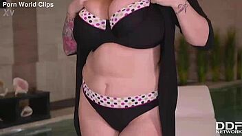 Curvy Big Tits Lesbians Lick Poolside