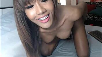 BIG BOOTY SHEMALE FISTING HER OWN ASS ON WEBCAM