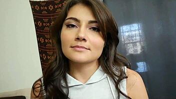 Hot babe helps with handjob and blowjob 😘🍆