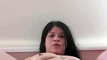 me toco mientras me miras papi wet and horny