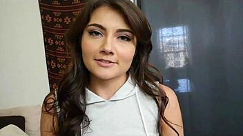 Hot babe helps with handjob and blowjob 😘🍆