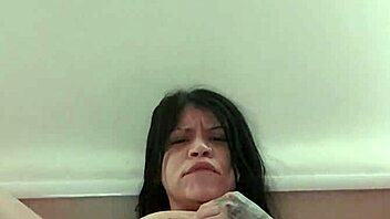 me toco mientras me miras papi wet and horny