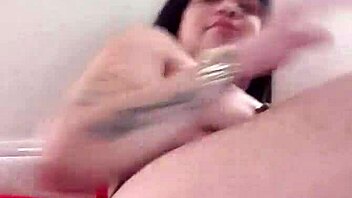 me toco mientras me miras papi wet and horny