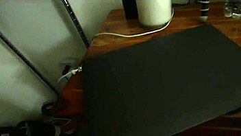 Hot babe helps with handjob and blowjob 😘🍆