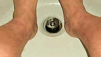 caught this nude asian babe bathing with perfect bare feet tease