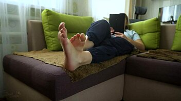 sexy teen amateur teases bare soles and toes