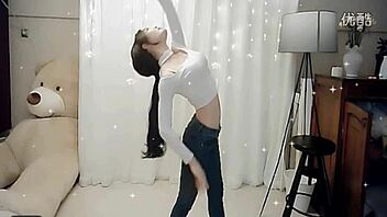 Seductive Chinese Cam Dancer Sways Enticingly