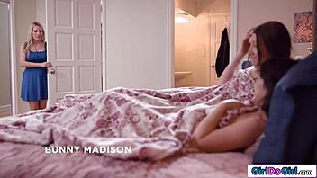 curvy milf watches petite babe lick girlfriend's pussy