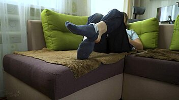 sexy teen amateur teases bare soles and toes