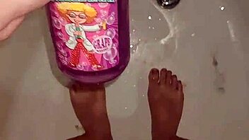 caught this nude asian babe bathing with perfect bare feet tease