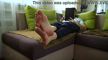 sexy teen amateur teases bare soles and toes