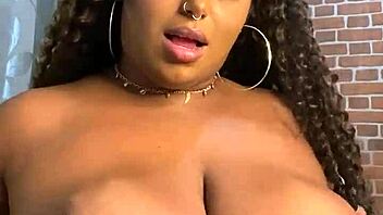 Morena peituda flaunts huge tits webcam tease!