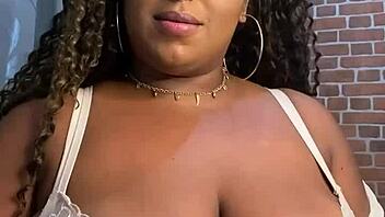 Morena peituda flaunts huge tits webcam tease!