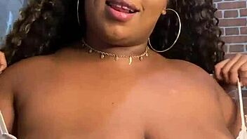 Morena peituda flaunts huge tits webcam tease!
