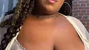 Morena peituda flaunts huge tits webcam tease!