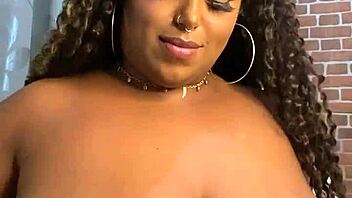 Morena peituda flaunts huge tits webcam tease!