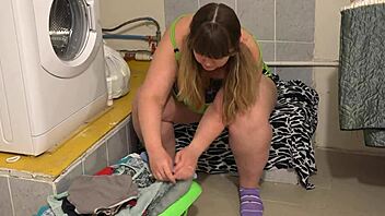 curvy pawg milf pounds pussy in public laundry