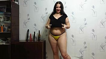 chubby milf bottle fucks shaved pussy shakes huge ass boobs!