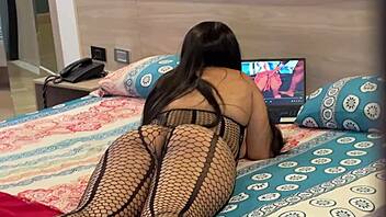 Amateur quickie with huge ass babe ends in cum facial