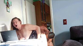 Fucking Sexy Milf While She Chats On Phone