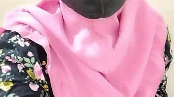 Hijab beauty masturbates pussy with dildo for lover