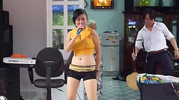 Vietnamese Bride's Sexy Wedding Dance Tempts All