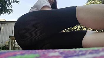 nicoletta's yoga in garden 🧘‍♀️ dirty feet webcam outdoor vibes 🌿