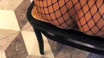 Stunning Chinese model showcases her captivating beauty and grace