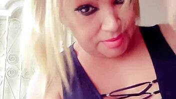 carolina the guayaquil transexual plays solo with her cock